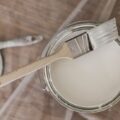 طریقه زدن رنگ پلاستیک روی گچ — راهنمای گامبهگام 23 شستن قلمو و غلطک