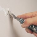پوشاندن جای میخ روی کاغذ دیواری با روشهای تخصصی 15 پوشاندن جای میخ روی کاغذ دیواری با روشهای تخصصی